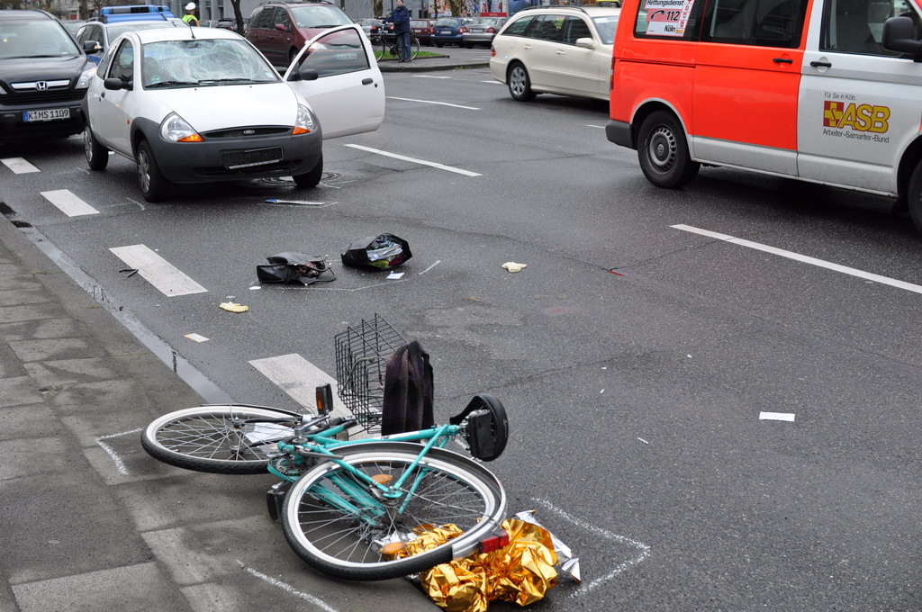 VU PKW gegen Rad Koeln Turinerstr P03.JPG